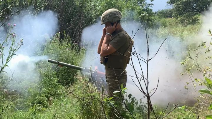 Ukrainian mortar fire at Russian positions near Avdiivka.  (GILLES GALLINARO / RADIO FRANCE)