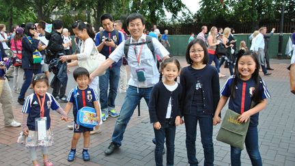 Des enfants japonais habillés aux couleurs de leur équipe nationale