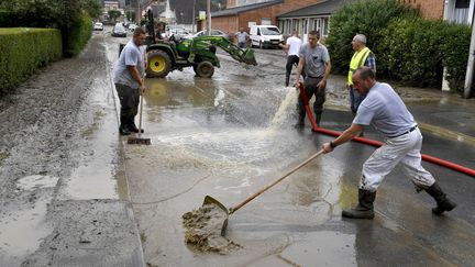 Les pompiers sont intervenus 200 fois dans la nuit pour secourir les habitants. (STEPHANE GEUFROI / MAXPPP)