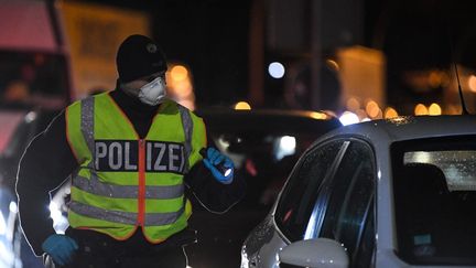 La police allemande réalise des tests de fièvre aléatoire à la frontière française.&nbsp; (PATRICK HERTZOG / AFP)