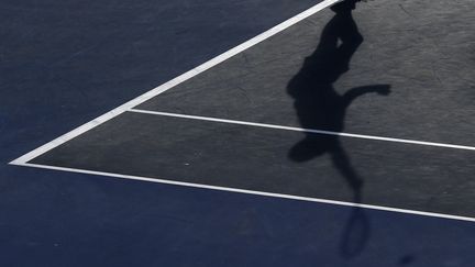 L'ombre du&nbsp;tennisman&nbsp;luxembourgeois Gilles Muller lors d'un match de l'Open d'Australie, à Melbourne, le 21 janvier 2016. (JASON O'BRIEN / REUTERS)