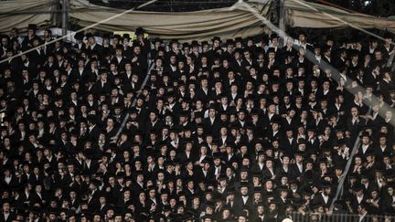 Des dizaines de milliers de juifs orthodoxes se rassemblent au mont Méron, au nord d'Israël, pour célèbre la fête de Lag Baomer, le 29 avril 2021. (JALAA MAREY / AFP)