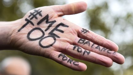 Les mots-clés #MeToo et son pendant français, #BalanceTonPorc, accompagnent la libération de la parole sur le harcèlement.&nbsp; (BERTRAND GUAY / AFP)