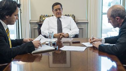 Leon Panetta (au centre), ex-patron de la CIA devenu secrétaire de la Défense des USA, lors de son entretien avec les journalistes de l'AFP Jerome Cartillier (à gauche) and Dan De Luce, le 1er février 2013
 (Paul J. Richards / AFP)