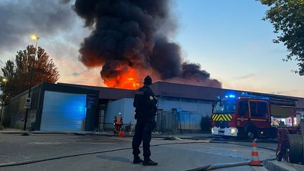 Un entrepôt a pris feu a Bobigny vendredi 9 juin dans la soirée. (PIERRE-LOUIS CARON / FRANCEINFO)