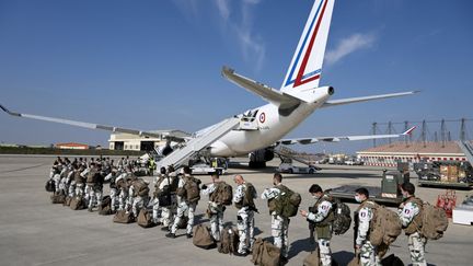 Des soldats&nbsp;du 27e bataillon de chasseurs alpins d'Annecy, embarquent pour la Roumanie à Istres&nbsp;(Bouches-du-Rhône), le 1er mars 2022.&nbsp; (NICOLAS TUCAT / AFP)