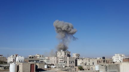 Un nuage de fumée s'élève&nbsp;après une frappe aérienne sur Sanaa, dimanche 5 novembre au Yémen.&nbsp;L'Arabie saoudite participe aux opérations dans ce pays contre les rebelles houthis. (HANI AL-ANSI / DPA / AFP)