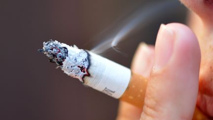 Une femme fume une cigarette à Paris, le 6 septembre 2012. (ERIC FEFERBERG / AFP)