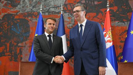 Le président français, Emmanuel Macron, et son homologue serbe Aleksandar Vucic, le 29 août 2024 à Belgrade (Serbie). (ALMIR HAMZAGIC / ANADOLU / AFP)