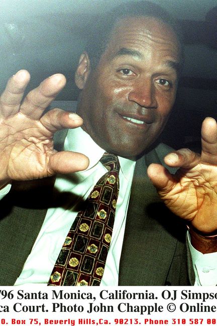 O.J. Simpson à sa sortie du tribunal de Santa Monica, en Californie (Etats-Unis), le 5 novembre 1996. (GETTY IMAGES)