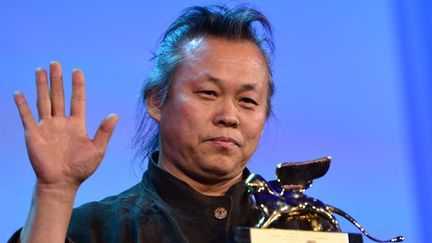 Kim Ki-duk, recevant son Lion d&#039;or à la 69e Mostra de Venise.
 (Tiziana Fabi / AFP)