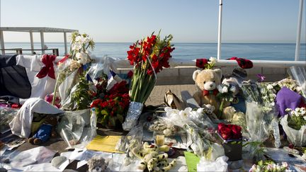 Des fleurs posées devant le mémorial des victimes de l'attentat de Nice, le 28&nbsp;juillet 2016. (CITIZENSIDE / JEAN-LUC THIBAULT)