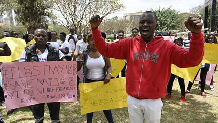 Un groupe d'activistes manifestent contre le chômage, notamment celui des jeunes, à Nairobi, au Kenya, le 9 octobre 2019. (SIMON MAINA / AFP)