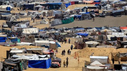 Des Palestiniens déplacés à Rafah, dans le sud de la bande de Gaza, le 4 juin 2024. (EYAD BABA / AFP)