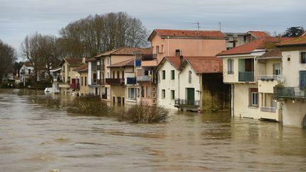 Un quartier inondé de Peyrehorade, dans les Landes, le 14 décembre 2019. (GAIZKA IROZ / AFP)