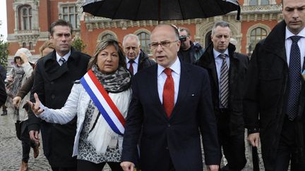 &nbsp; (Bernard Cazeneuve accueilli à Calais par la maire, Natacha Bouchart, le mercredi 21 octobre © SIPRA - Sarah ALCALAY)