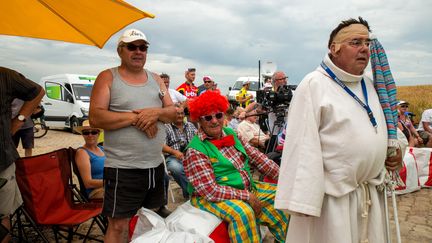 Les supporters d&eacute;guis&eacute;s sont une composante l&eacute;gendaire de la route du Tour. Et tant pis s'ils sont un peu d&eacute;pareill&eacute;s, comme ce moine et ce clown qui attendent le peloton entre&nbsp;Seraing (Belgique) et Cambrai (Nord), le 7 juillet 2015. (CITIZENSIDE/DENIS PREZAT / CITIZENSIDE.COM)