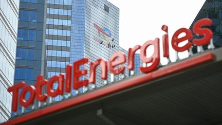 Le logo de TotalEnergies à la Défense (Hauts-de-Seine), le 28 mar 2021. (CHRISTOPHE ARCHAMBAULT / AFP)