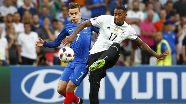 &nbsp; (Antoine Griezmann face à Jerome Boateng, sorti sur blessure. © Reuters)