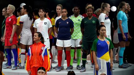 Des joueuses de toutes les nations représentées à la Coupe du monde féminine de football, lors de la présentation de la compétition, le 11 mars 2019 à Paris. (LIONEL BONAVENTURE / AFP)