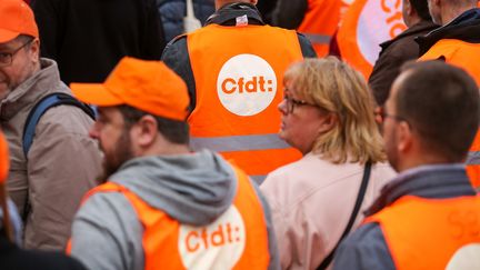 Des manifestants défilent contre la réforme des retraites, sous les couleurs de la CFDT, le 17 décembre 2019, à Toulouse (Haute-Garonne). (FREDERIC SCHEIBER / HANS LUCAS / AFP)