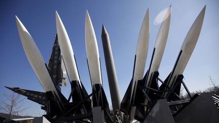 Des missiles nord-cor&eacute;ens et sud-cor&eacute;ens, au m&eacute;morial de la guerre de Cor&eacute;e, &agrave; S&eacute;oul (Cor&eacute;e-du-Sud), le 15 &nbsp;f&eacute;vrier 2013. (KIM HONG-JI / REUTERS)