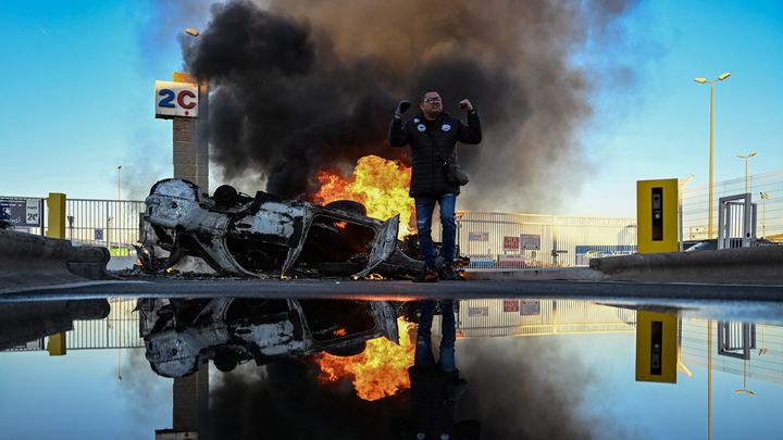 Un manifestant à Marseille, le 22 mars 2023. (NICOLAS TUCAT / AFP)