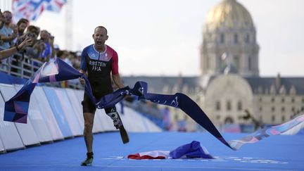 Jules Ribstein à l'arrivée de son triathlon lors des Jeux paralympiques, le 2 septembre 2024 sur le Pont Alexandre III. (THIBAULT CAMUS/AP/SIPA / SIPA)