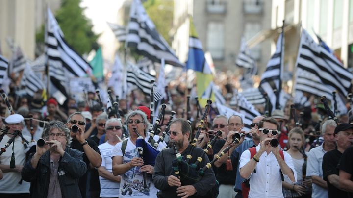 Entre 13 000 et 30 000 personnes ont d&eacute;fil&eacute; &agrave; Nantes (Loire-Atlantique), samedi 27 septembre, pour r&eacute;clamer la "r&eacute;unification" de la Bretagne. (JEAN-SEBASTIEN EVRARD / AFP)