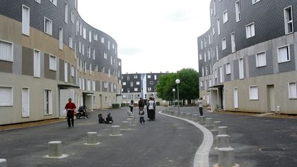 Une all&eacute;e de la cit&eacute; de la Grande-Borne &agrave; Grigny (Essonne), le 31 juillet 2002. (MEHDI HAFI / AFP)