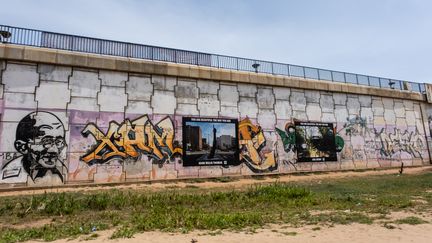 Affiches de "You are Beautiful the Way you are" dans les rues de Dakar &nbsp;&nbsp; (DJIBRIL DRAME/DM MEDIA & BLACKPUFFIN)