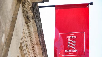 La banderole du Festival d'Avignon 2022 (ADIL BENAYACHE/SIPA)