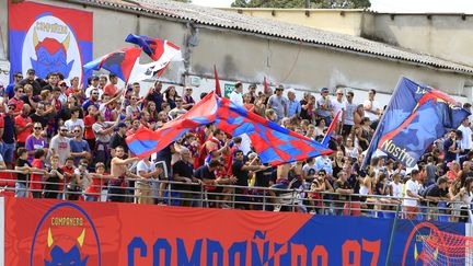 Des supporters du Gazélec Ajaccio lors d'un match de Ligue 1 contre l'AS Monaco, le 13 septembre 2015 au stade Ange Casanova (Corse-du-Sud). (PASCAL POCHARD CASABIANCA / AFP)