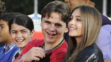 De g. &agrave; dr.,&nbsp;Blanket, Prince Michael et Paris Jackson, lors d'une c&eacute;r&eacute;monie d'hommage &agrave; leur p&egrave;re,&nbsp;Michael Jackson, &agrave; Los Angeles, le 26 janvier 2012. (PHIL MCCARTEN / REUTERS)