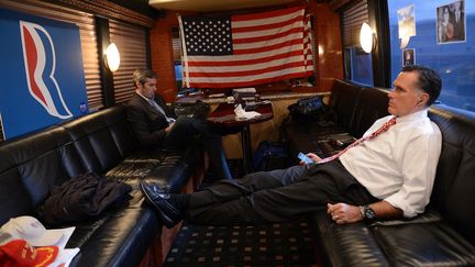 J-5 #TEAMROMNEY Bref moment de r&eacute;pit pour le candidat r&eacute;publicain, Mitt Romney, qui t&eacute;l&eacute;phone depuis son bus de campagne &agrave; Doswell (Virginie), le 1er novembre 2012. (EMMANUEL DUNAND / AFP)