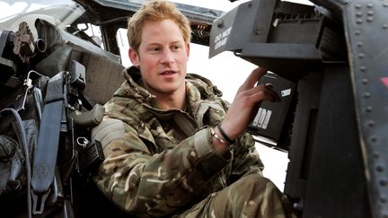 Le prince Harry effectue des contr&ocirc;les avant un vol d'h&eacute;licopt&egrave;re, le 12 d&eacute;cembre 2012, dans une base de la province d'Helmand (Afghanistan). (JOHN STILLWELL / AFP)