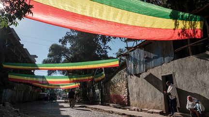 Pour les célébrations de Timkat, des banderoles vertes, jaunes et rouges, les trois couleurs du drapeau éthiopien ont été accrochées dans les rues. Le jaune représente la paix et l'harmonie entre les divers groupes ethniques et religieux d'Ethiopie, le vert symbolise l'espoir, la terre, la fertilité et le rouge, la force.&nbsp;&nbsp; (EDUARDO SOTERAS / AFP)