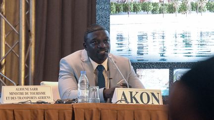 Le&nbsp;rappeur&nbsp;Akon s'adresse à la presse dans un hôtel de Dakar, le 31 août 2020, pour présenter le projet de création d'une ville appelée "Akon City". (SEYLLOU / AFP)