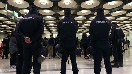 Des policiers espagnols à Madrid, le 9 décembre 2018.&nbsp; (SERGIO PEREZ / REUTERS)