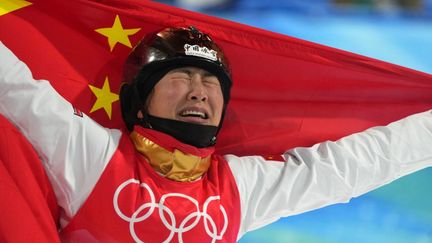 Xu Mengtao célèbre sa victoire aux Jeux olympiques de Pékin, lundi 14 février, après la finale du saut acrobatique féminin. (PAVEL BEDNYAKOV / SPUTNIK)