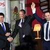 Manuel Valls, Jean-Christophe Cambadélis et Benoît Hamon, après le second tour de la primaire de la gauche, le 29 janvier 2017, devant le siège du PS, à Paris.&nbsp; (ERIC FEFERBERG / AFP)