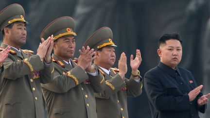 Kim Jong-un (&agrave; droite), le leader nord-cor&eacute;en, le 13 avril 2012 &agrave; Pyongyang.&nbsp; (ED JONES / AFP )