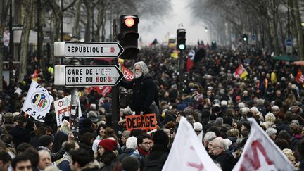 Le cortège des manifestants place de la Bastille à Paris, jeudi 22 mars.&nbsp; (PHILIPPE LOPEZ / AFP)