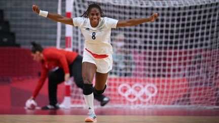 La joie de la capitaine tricolore, Coralie Lassource, contre le Brésil lors du dernier match de la phase des poules du tournoi olympique, lundi 2 août. (FRANCK FIFE / AFP)