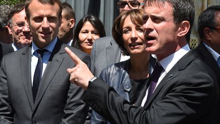 Emmanuel Macron (à gauche) et Manuel Valls (à droite), le 20 mai 2016 à Privas (Ardèche).&nbsp; (PHILIPPE DESMAZES / AFP)