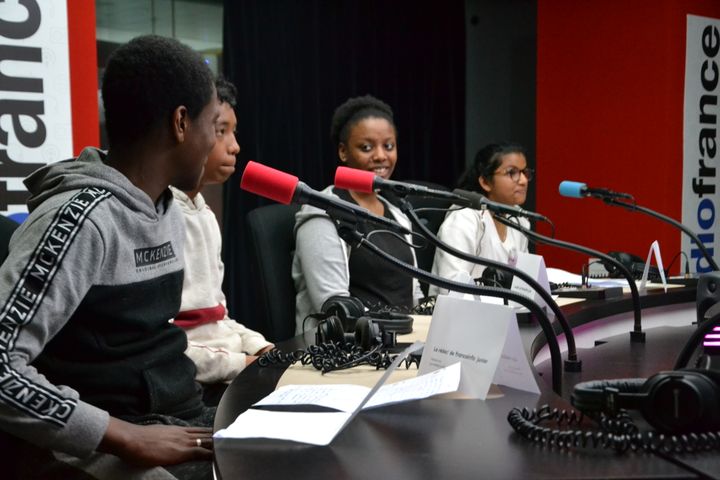 Avant le jour J de l'enregistrement, ces élèves de quatrième ont choisi le sujet de leur émission et ont préparé des questions avec leurs enseignants et une journaliste de franceinfo junior. (ESTELLE FAURE / FRANCEINFO - RADIOFRANCE)