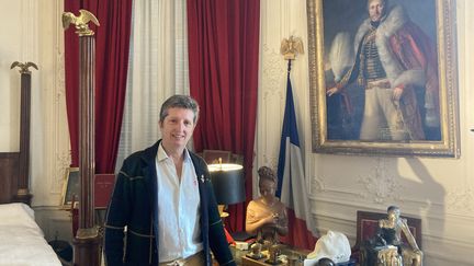 Jean-François Rémy Néris au milieu de sa collection d'objets de l'époque napoléonienne. Novembre 2023 (SALOME MARTIN / FRANCEINFO / RADIO FRANCE)