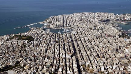 Une vue aérienne sur le port du Pirée, à Athènes, le 13 juillet 2004. (FAYEZ NURELDINE / AFP)