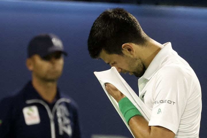 Novak Djokovic&nbsp;a été surpris par le jeu de&nbsp;Jiri Vesely en quart de finale du tournoi de Dubaï, le 24 février 2022. (KARIM SAHIB / AFP)