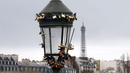 Faute de place sur le pont, les cadenas des amoureux du pont des Arts &agrave; Paris sont d&eacute;sormais accroch&eacute;s jusque sur les r&eacute;verb&egrave;res, le 13 f&eacute;vrier 2014. (CHARLES PLATIAU / REUTERS)